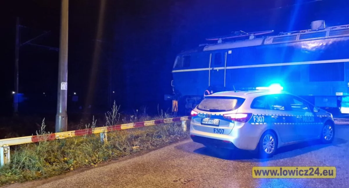 Wjechał na tory wprost pod pociąg! Chwile grozy na przejeździe kolejowym w gminie Nieborów!