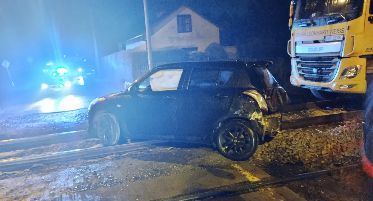Wypadek na przejeździe kolejowym w Bełchowie. Kierowca odpowie za straty! (foto)