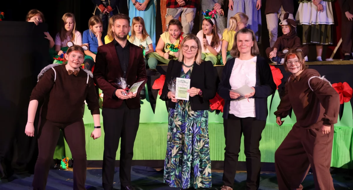 Gala Złotych Jabłek w pijarskiej szkole w Łowiczu. Uczniowie nagrodzili nauczycieli i pracowników (foto)