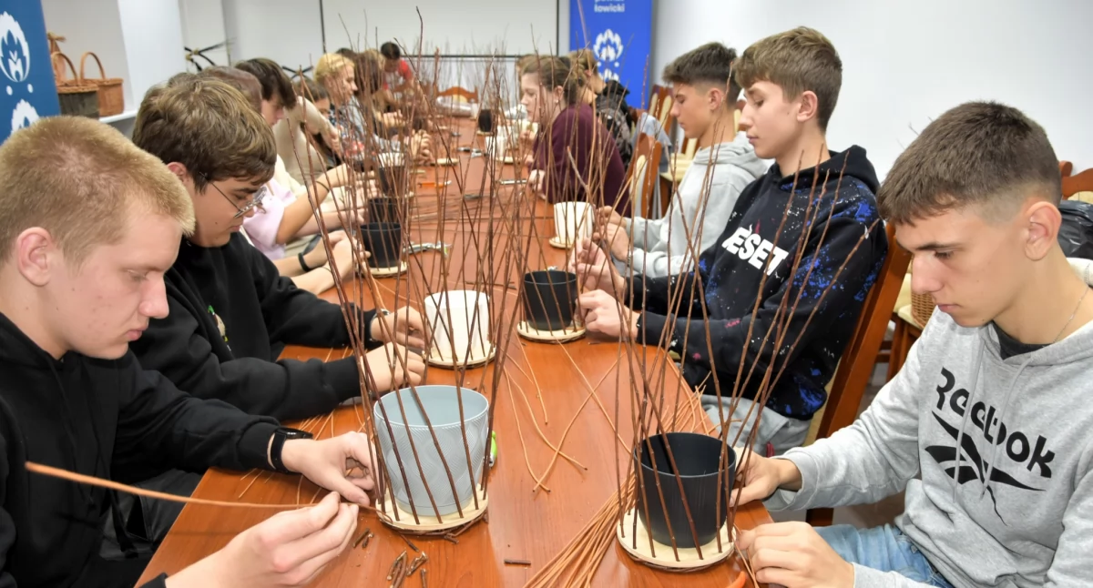 Ginące zawody w praktyce. Młodzież uczyła się wikliniarskiego rzemiosła (foto)
