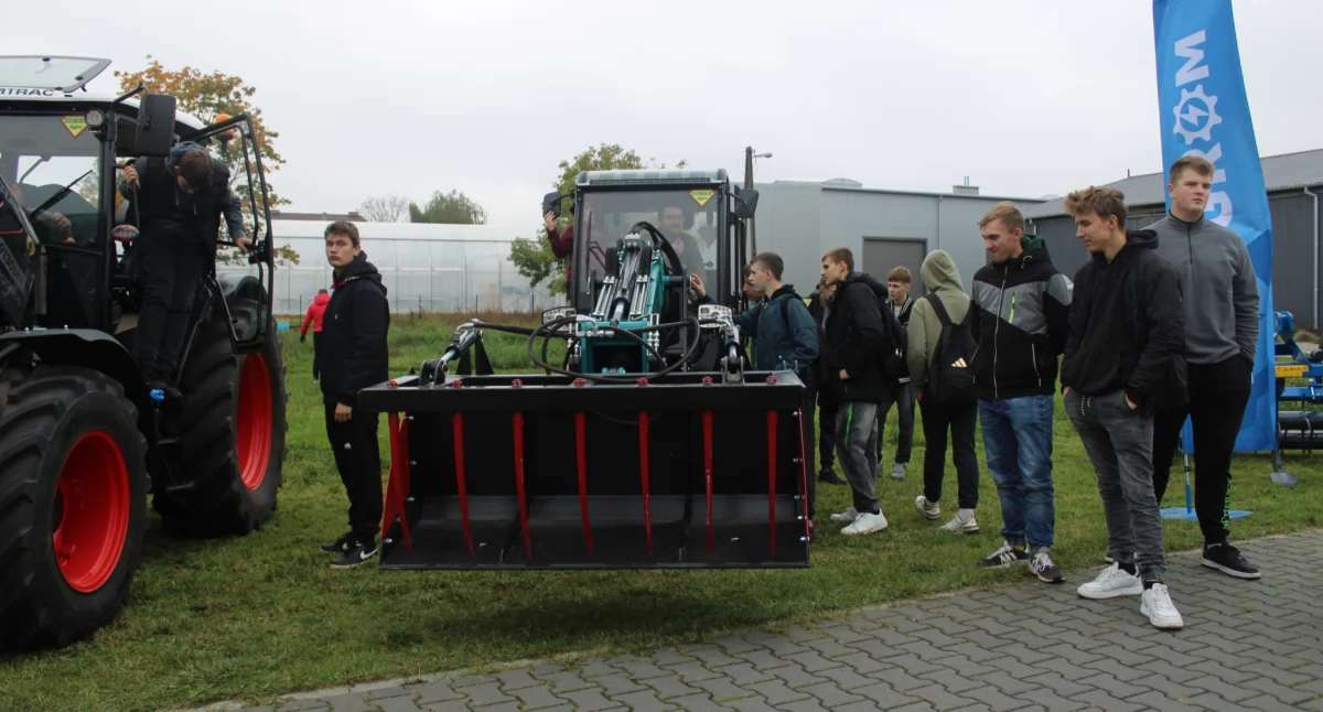 Święto Pieczonego Ziemniaka i wystawa sprzętu rolniczego w Zduńskiej Dąbrowie (foto)