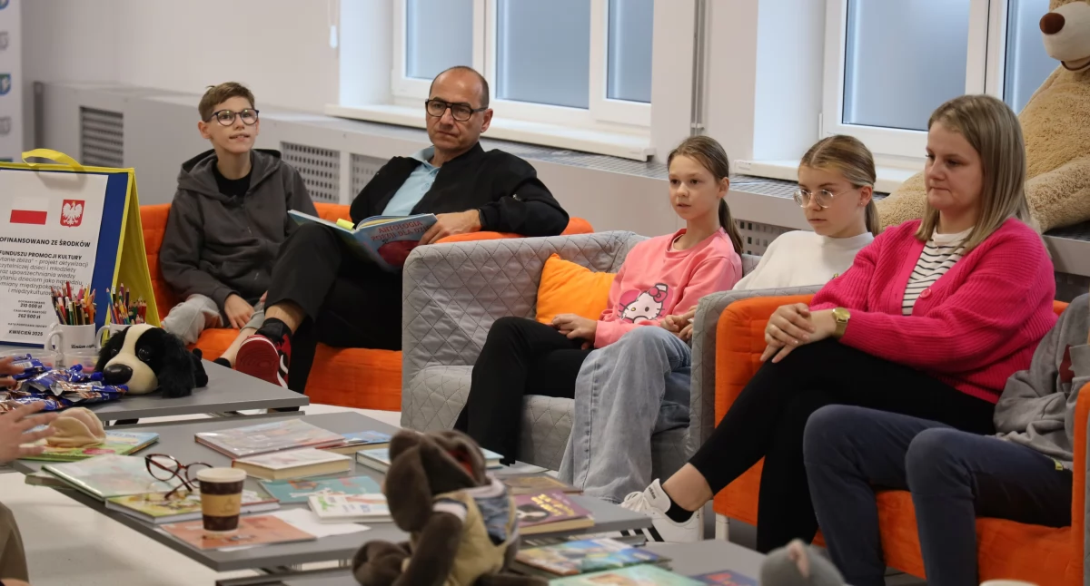 Spotkanie Klubu Czytających Rodzin w Łowiczu. Dzieci i dorośli poznali niezwykłego psa (foto)