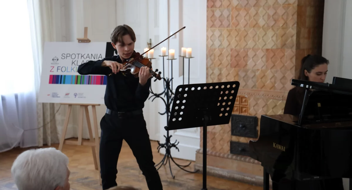 Walewice. Koncert z cyklu „Spotkania klasyki z folklorem”. Młodzi wirtuozi i Jaktorowskie Turzyce zachwycili (foto, film)