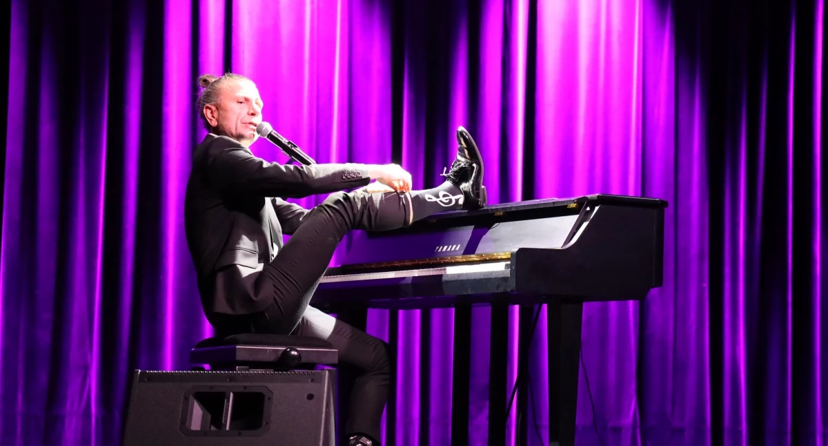 Łowicz. Muzyczno-kabaretowe show Adama Snopka (foto, film)