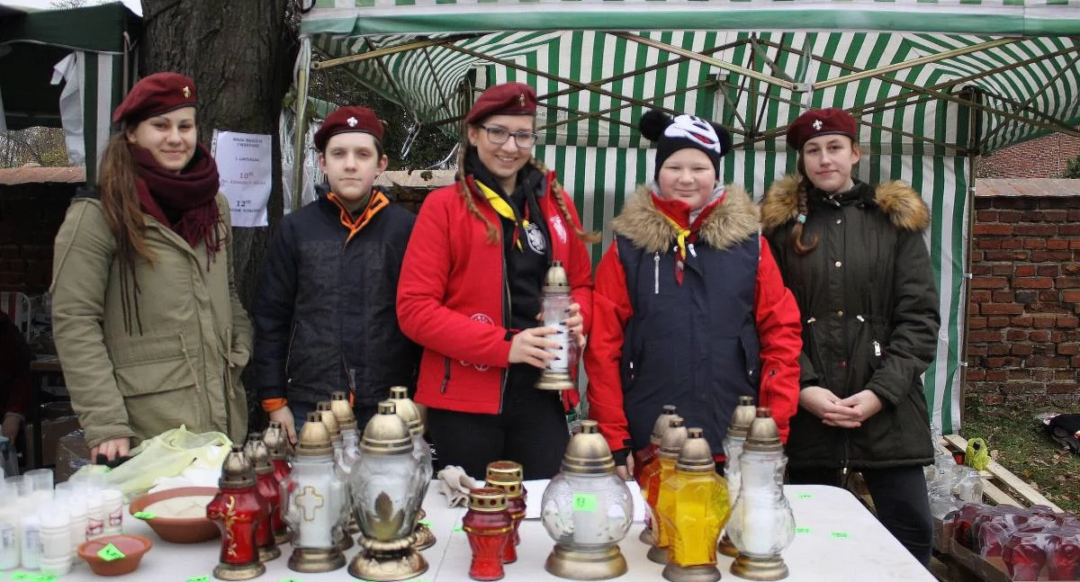Kupując znicz od łowickich harcerzy, wspierasz młodzieżowe inicjatywy