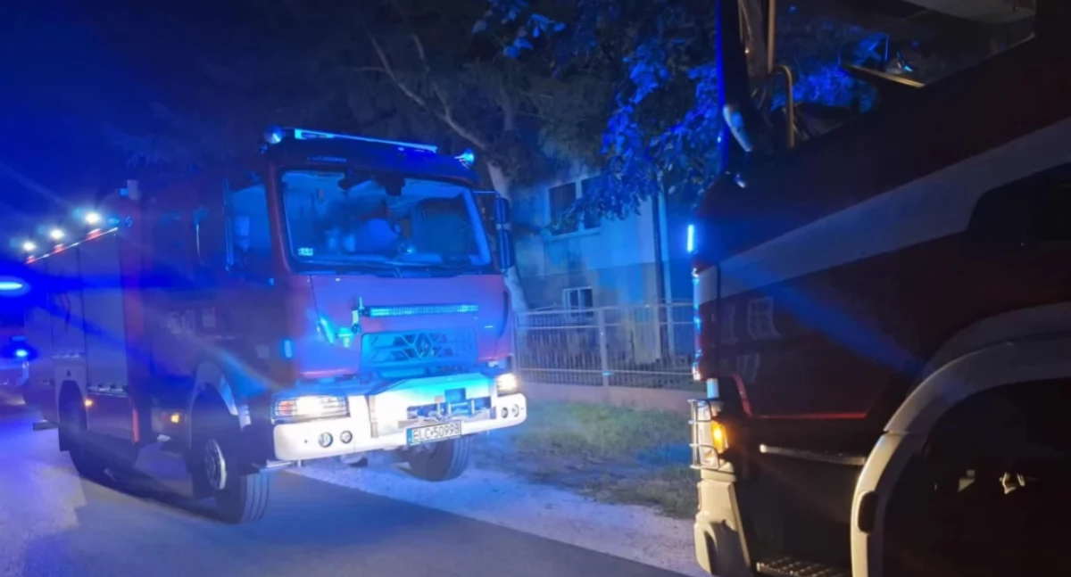 Pożar dwóch osobówek w Łowiczu. Strażacy interweniowali późnym wieczorem