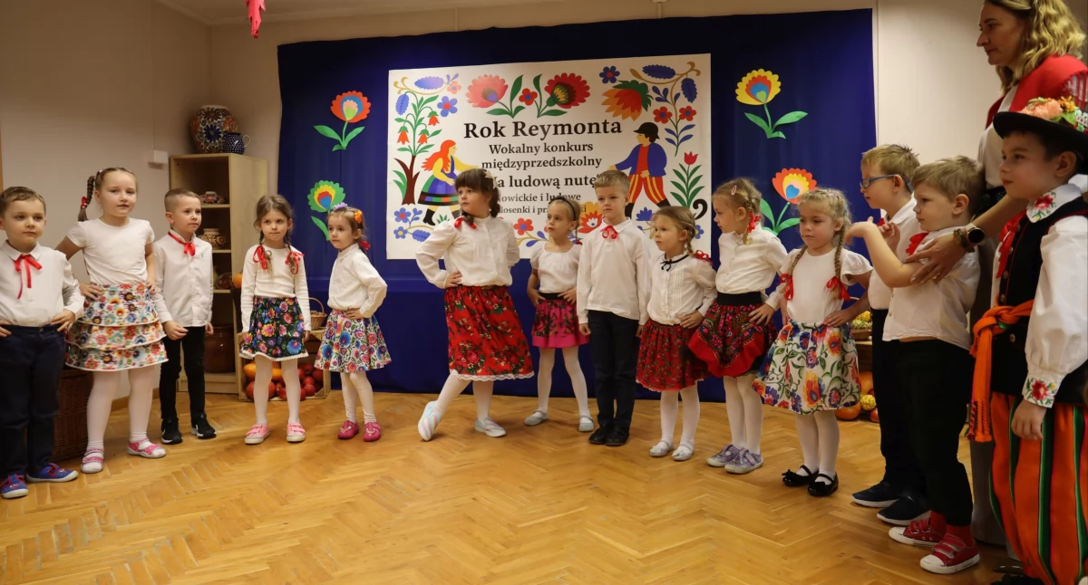 Łowicz. Międzyprzedszkolny konkurs muzyczny „Na ludową nutę” (foto, film)