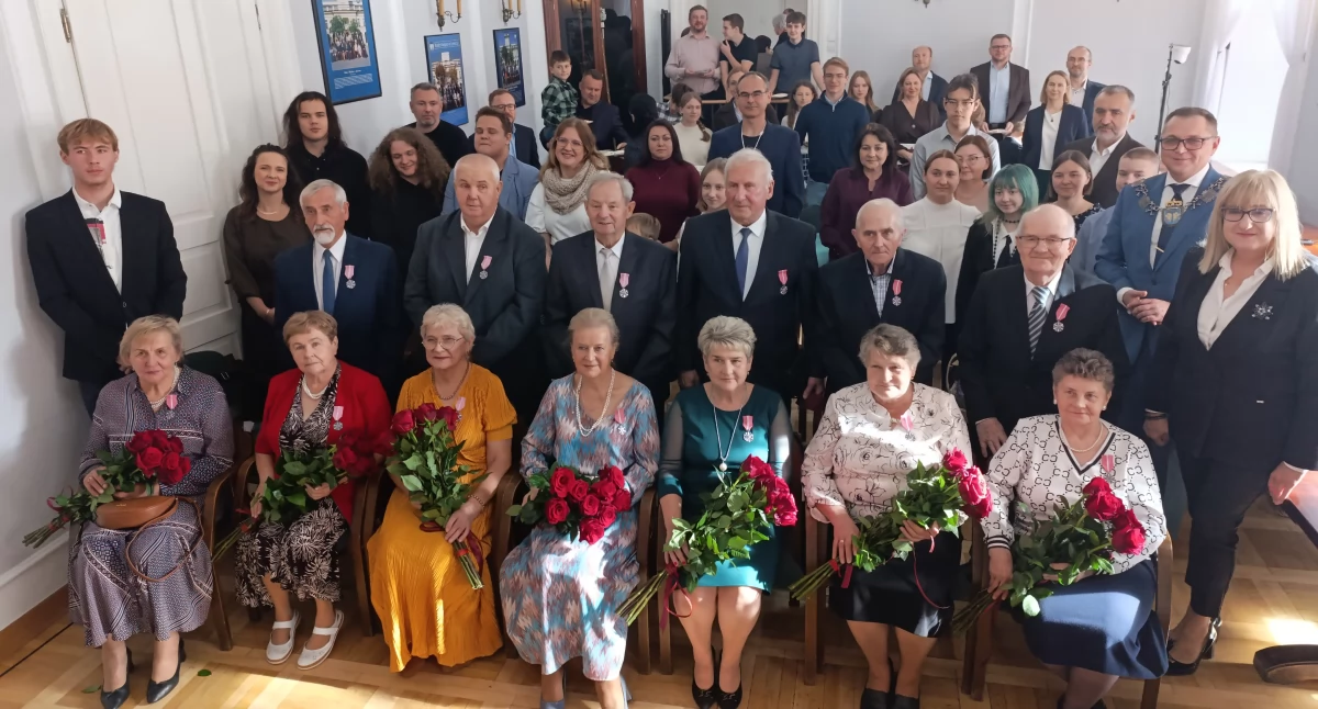 Wierność, miłość i wspólne życie. Złote Gody w Urzędzie Miejskim w Łowiczu (foto,film)