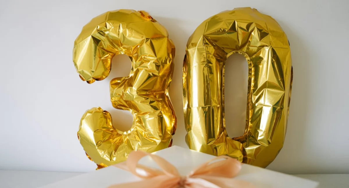 Prezent na 30 urodziny – 10 pomysłów dla niej i dla niego