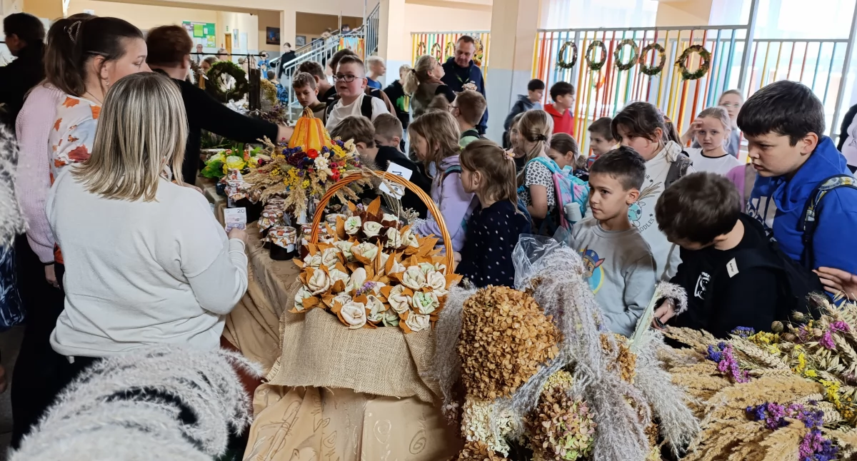 Kolorowy jesienny kiermasz w Kiernozi pełen domowych przetworów i ozdób (foto)