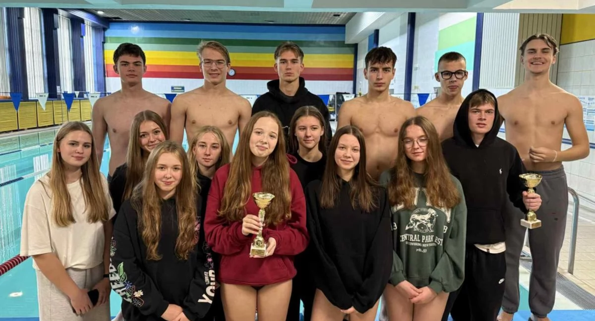 Podwójne zwycięstwo II LO w Finale Powiatowym Licealiady Szkolnej w pływaniu drużynowym (foto)