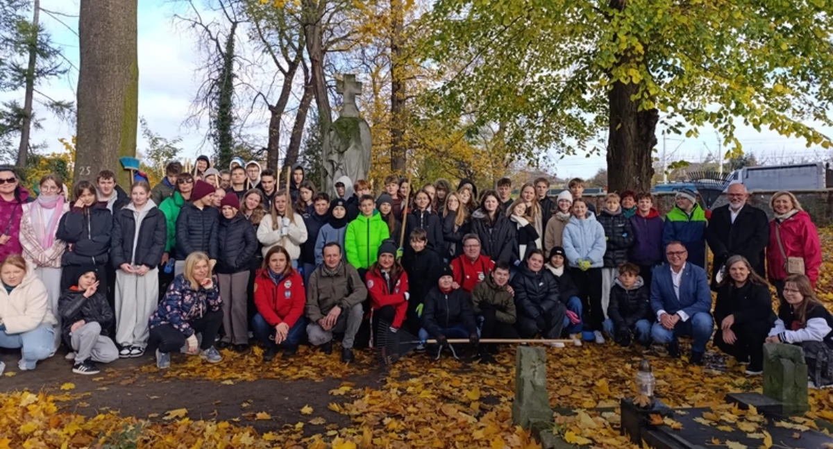 Pamiętają o zapomnianych. Młodzież sprzątała Cmentarz Ewangelicko-Augsburski w Łowiczu (foto)