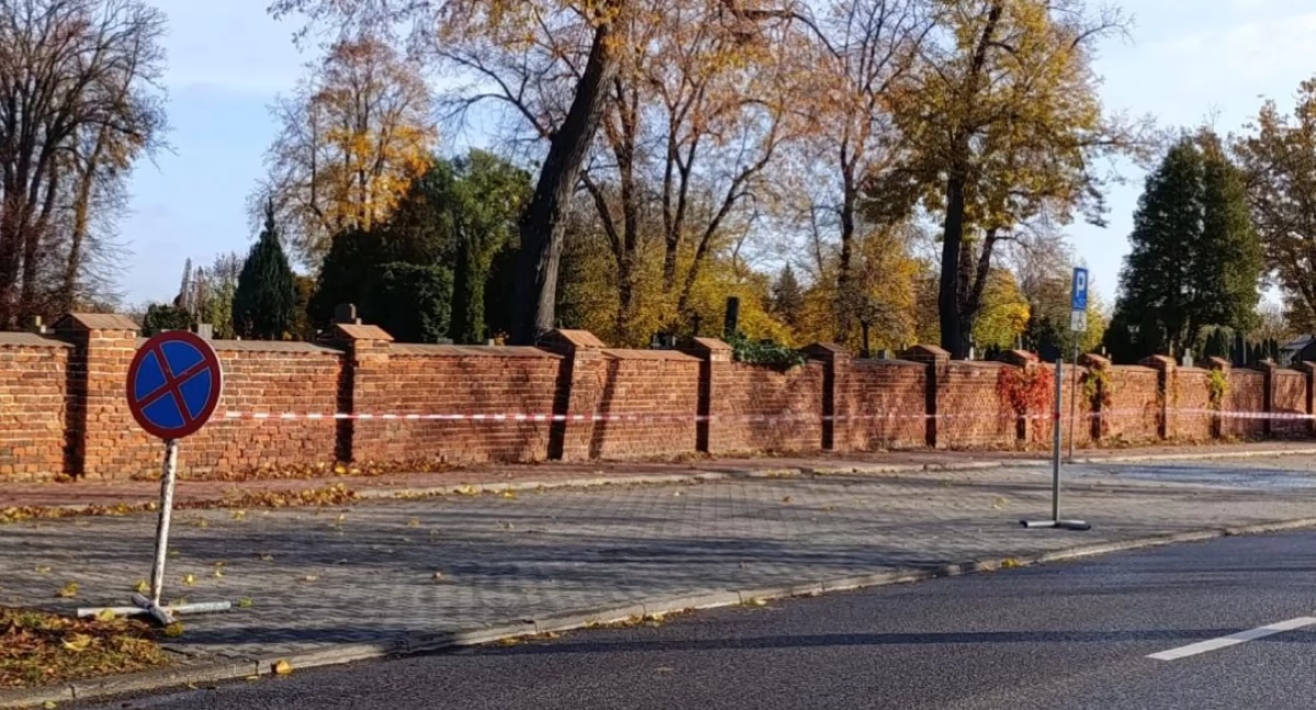 Parkingi przy łowickich cmentarzach zamknięte. ZUM tłumaczy decyzję (foto)