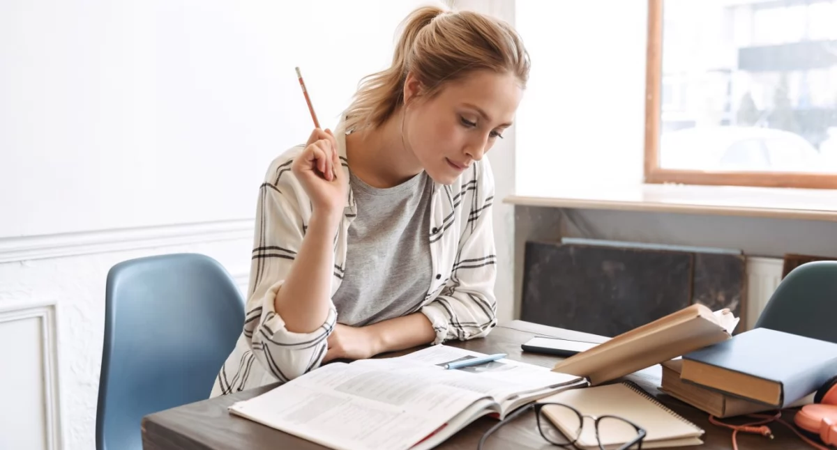 Szukasz stabilnej kariery w sektorze publicznym? Studia niestacjonarne z administracji dają wiele możliwości!