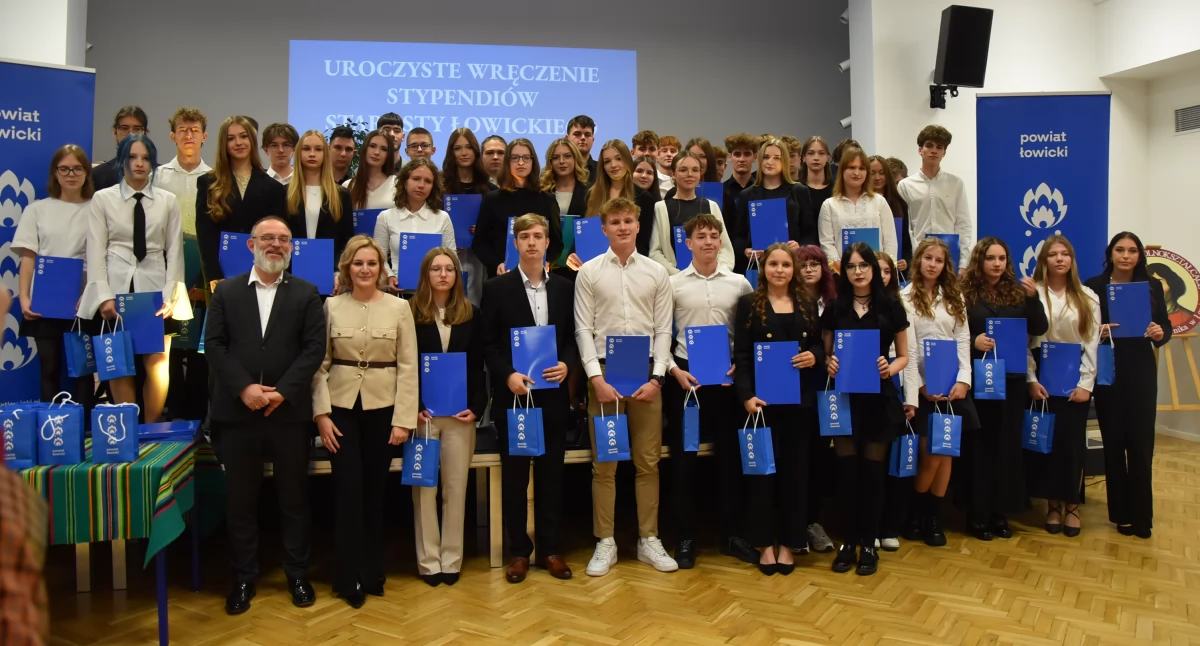 Stypendia starosty dla najzdolniejszych uczniów powiatu łowickiego (foto,film)