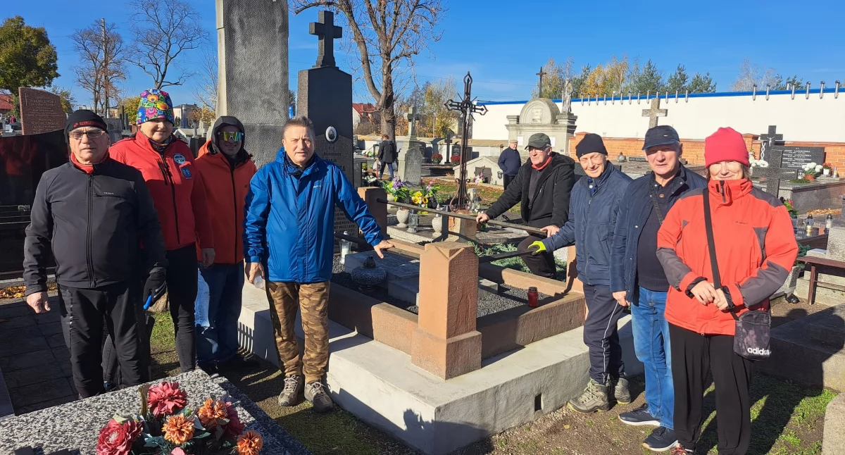 Członkowie KTK „Szprycha” porządkowali nagrobki na cmentarzu Emaus (foto)