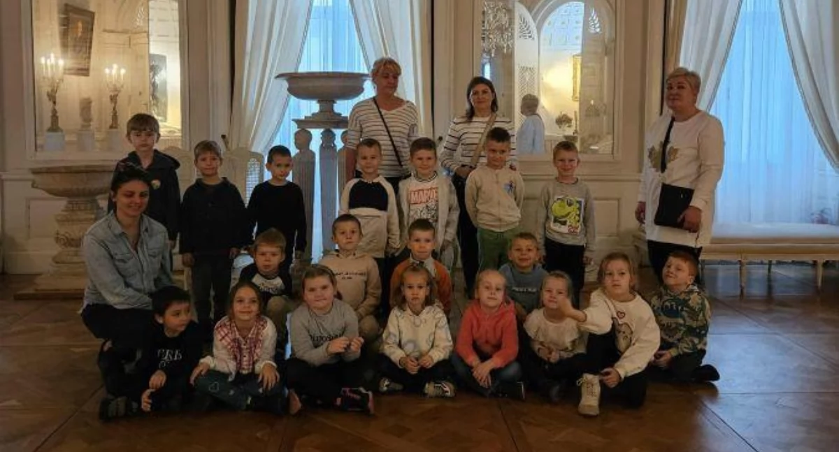 Przedszkolaki na wycieczce do Pałacu w Nieborowie (foto)