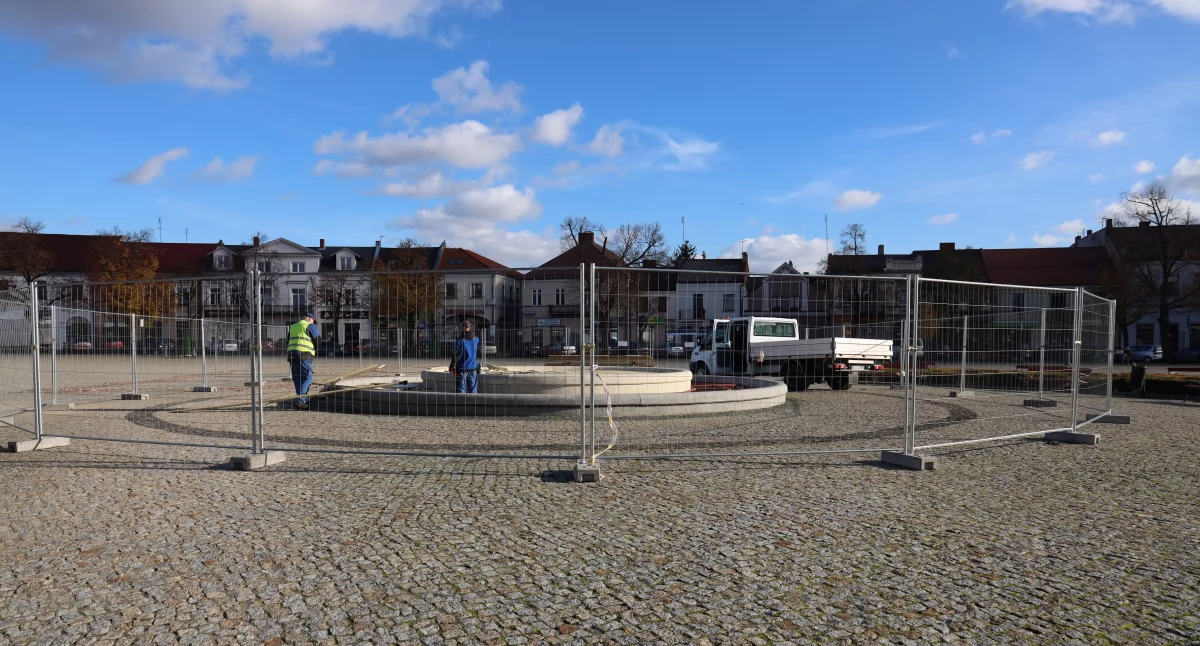 Fontanna na Nowym Rynku w Łowiczu nieczynna. Kiedy zostanie włączona? (foto)