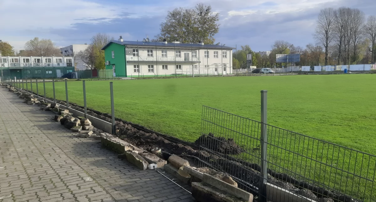 Łowicz. realizowane są prace na stadionie przy Starzyńskiego, co ze starym budynkiem klubowym? (foto)