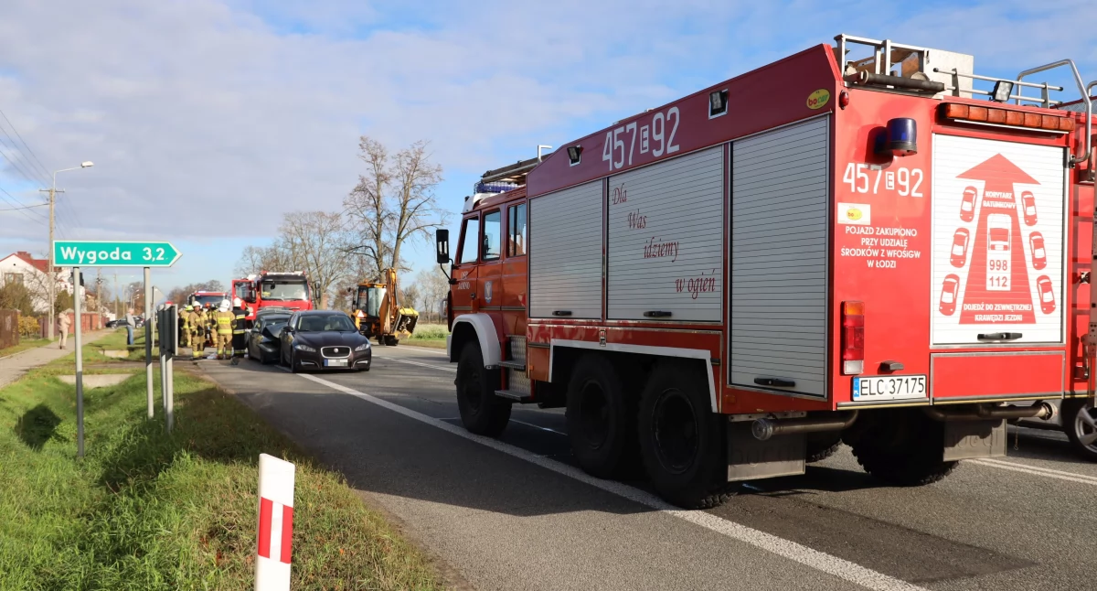 Zderzenie dwóch aut pod Łowiczem. Utrudnienia na drodze krajowej nr 14 (foto)