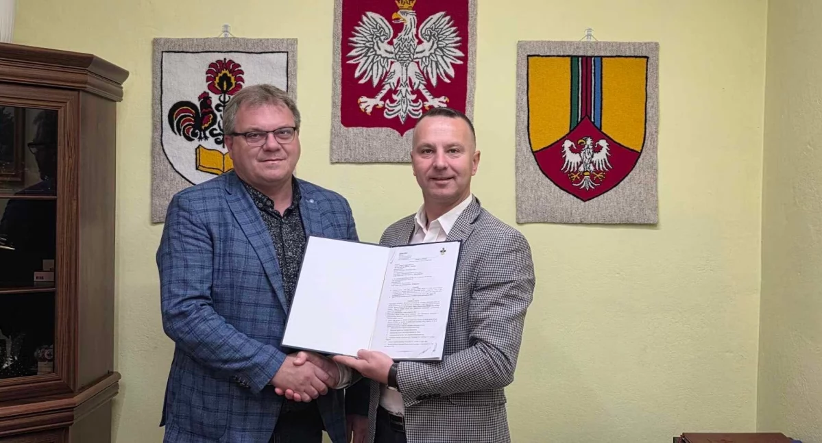 Wójt Krzysztof Skowroński podpisał umowę na kolejną inwestycję drogową w gminie Zduny