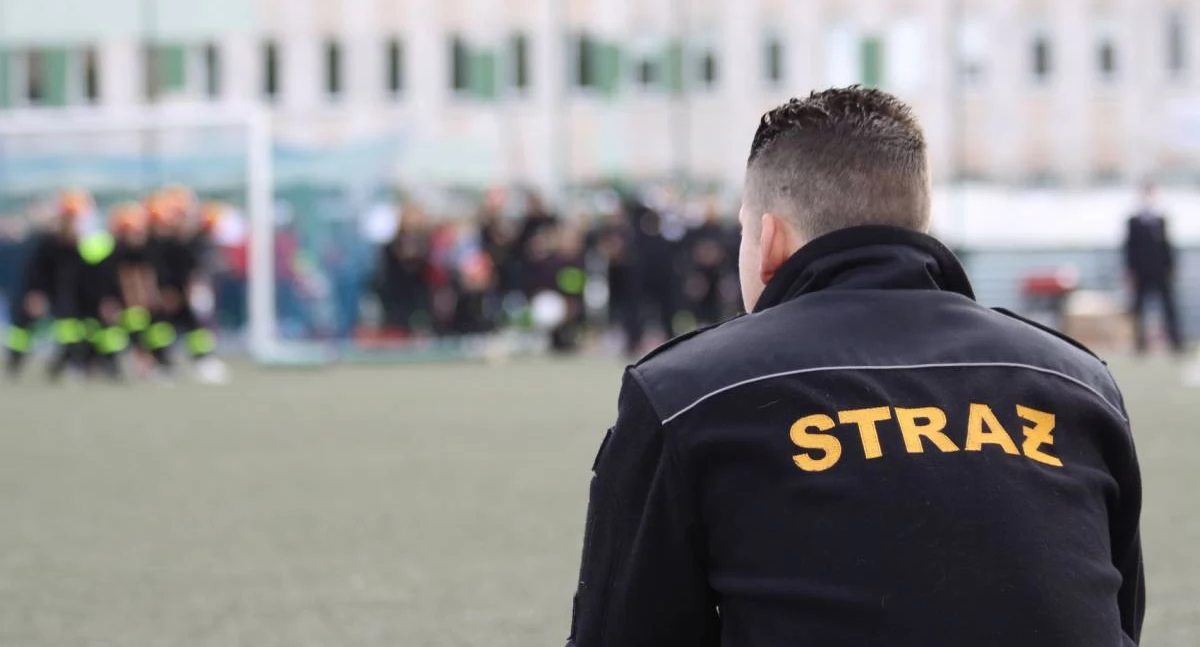 Sarna uwięziona w ogrodzeniu. Na pomoc ruszyli strażacy