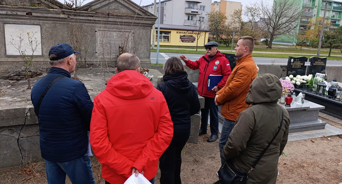 „Pokój ich cieniom…”. Spacer historyczny po cmentarzu Emaus w Łowiczu (foto)