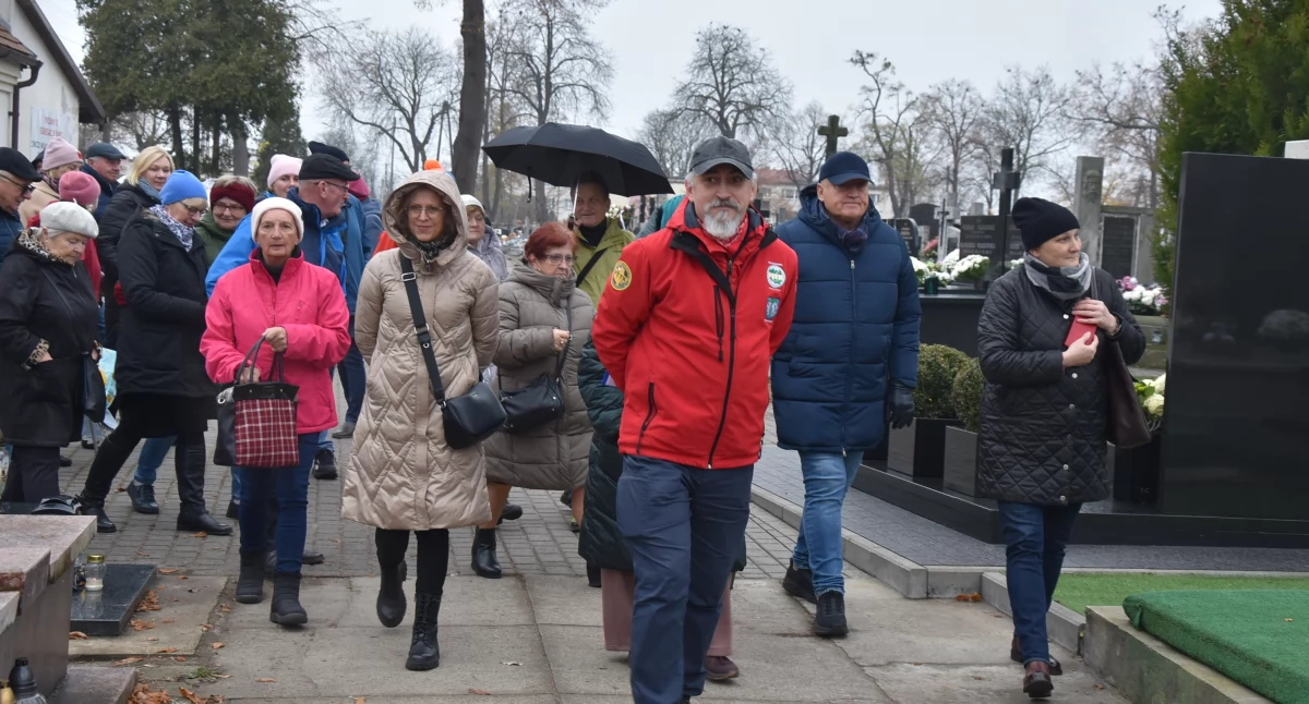 Wędrówka po cmentarzu katedralnym przypomniała o zasłużonych dla Łowicza (foto)