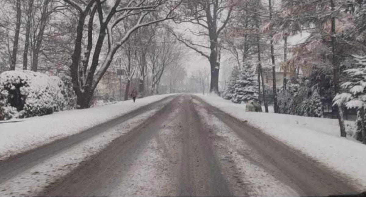 Pierwszy śnieg coraz bliżej. Służby drogowe powiatu łowickiego gotowe do akcji!