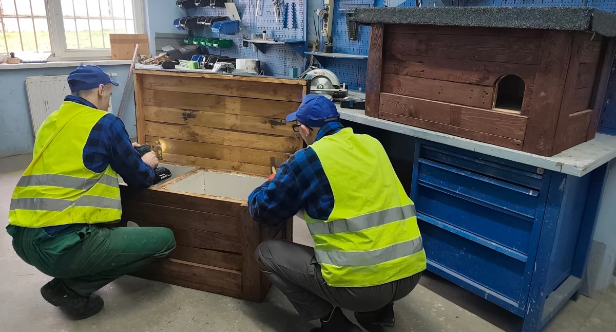 Więźniowie z Łowicza znów pomagają. Kolejne budki dla bezdomnych zwierząt trafiły do fundacji (foto)