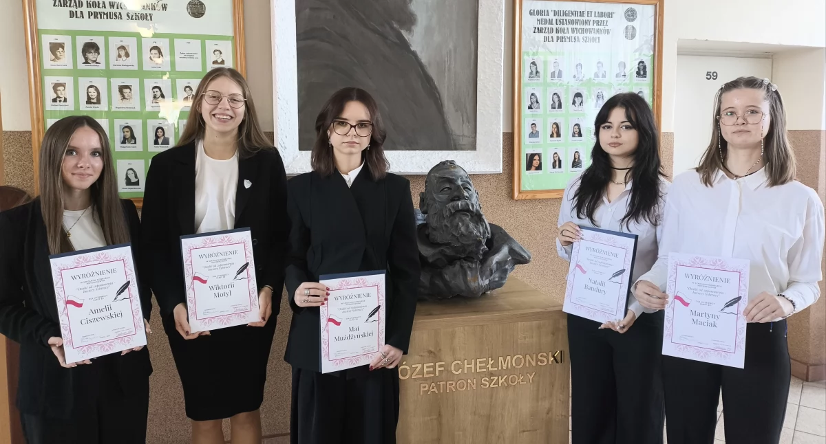 Sukcesy uczennic I LO w konkursach historycznych (foto)