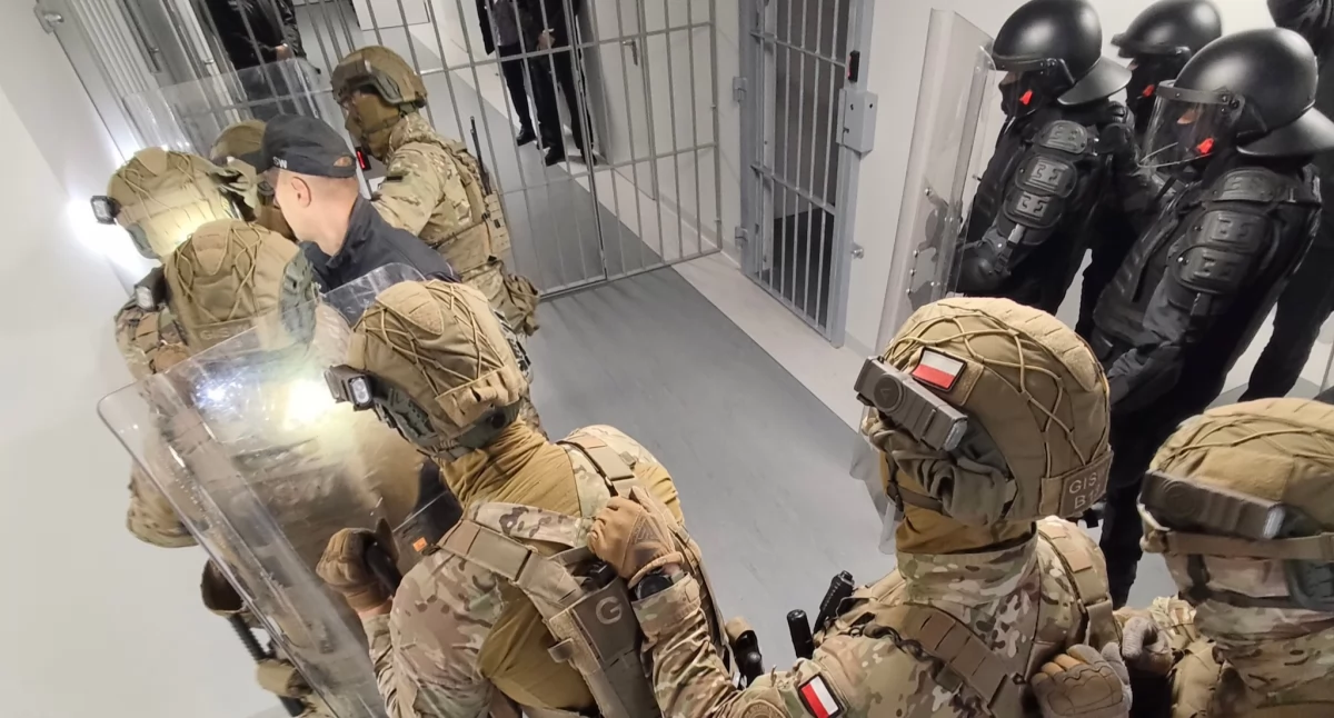 Wszystkie służby postawione w stan gotowości! Co wydarzyło się za murami Zakładu Karnego? (foto)