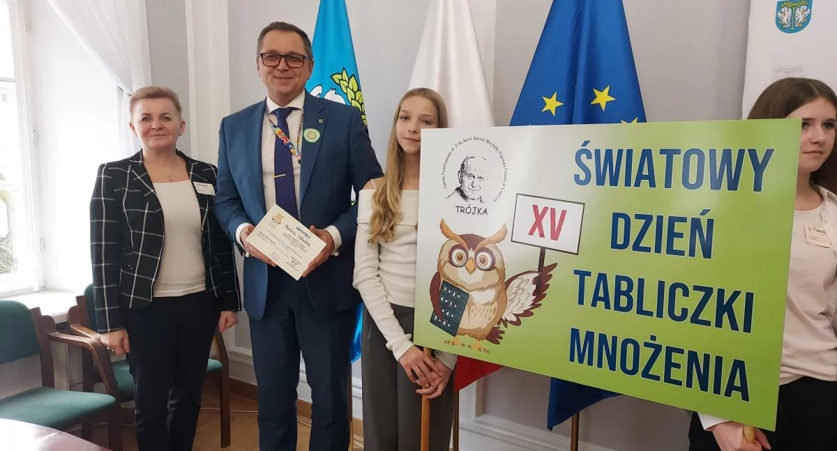 Łowicka „Trójka” świętowała Światowy Dzień Tabliczki Mnożenia. Egzaminowali choćby burmistrza! (foto)