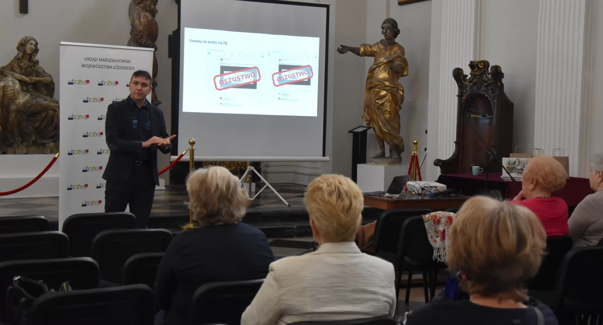 Seniorzy z Łowicza uczą się, jak bezpiecznie korzystać z technologii (foto)