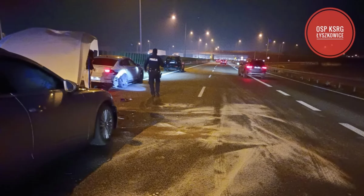 Niebezpieczne zakończenie weekendu na A2. Trzy auta zderzyły się pod Łowiczem!