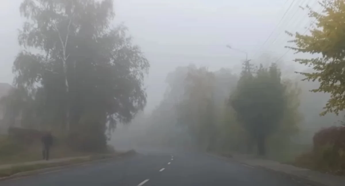 Uwaga kierowcy i piesi! IMGW ostrzega przed gęstą mgłą w regionie!