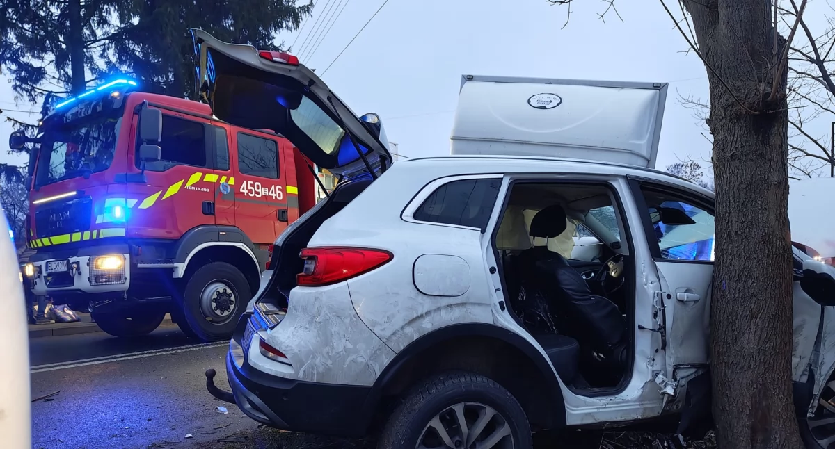 Wypadek w Łyszkowicach. Jedna osoba została ranna, strażacy musieli użyć specjalistycznego sprzętu (foto)