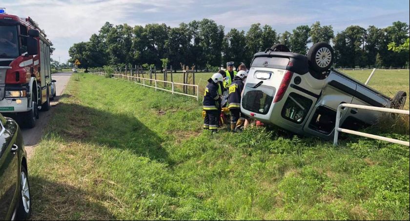 Walewice. Dachował samochód! Za kierownicą kobieta w ciąży