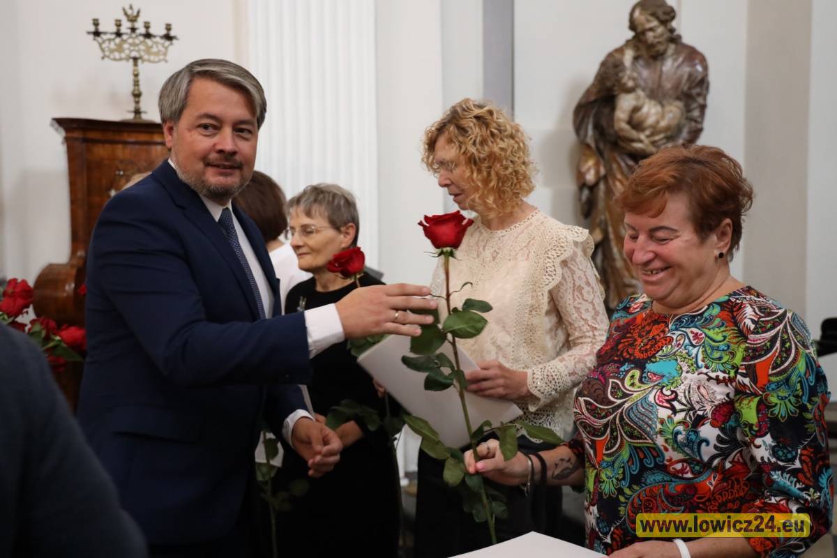  | Zdjęcie dotyczy Nagrodzono dyrektorów, nauczycieli i pracowników oświaty (foto i video) zostało dodane przez Portal lowicz24.eu - w dniu 2021-10-14 id nr: 