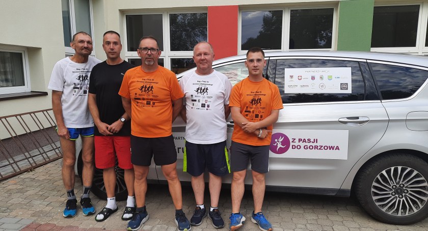 Uczestnicy biegu: Grzesiek, Michał, Tomek, Bolek, Patryk