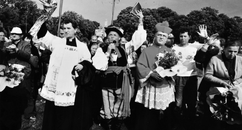 Wiesław Szkop w centrum fotografii. Po jego prawej stronie ks. Jerzy Bors, po lewej bp Józef Zawitkowski
