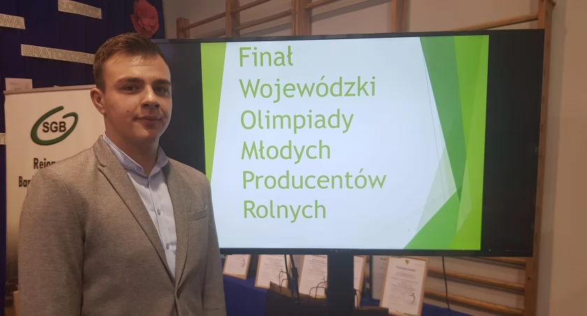 Na zdjęciu Wiktor Domińczak, uczeń V klasy technikum kształcącego w zawodzie technik mechanizacji rolnictwa i agrotroniki w Zespole Szkół Ponadpodstawowych nr 2 w Łowiczu