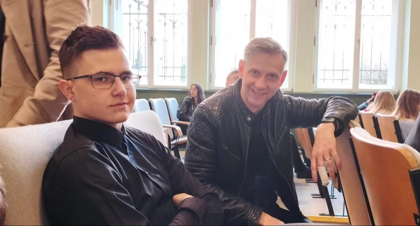 Adrian Tomaszkiewicz, uczeń ZSP CKZ w Łowiczu z nauczycielem, Piotrem Sumińskim