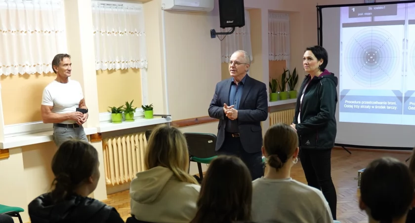 Uczniowie ZSP nr 2 CKZ w Łowiczu biorą udział w szkoleniu strzeleckim