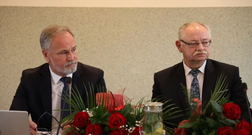 Z prawej ustępujący wójt gminy Bielawy Sylwester Kubiński, z lewej wójt Wojciech Miedzianowski