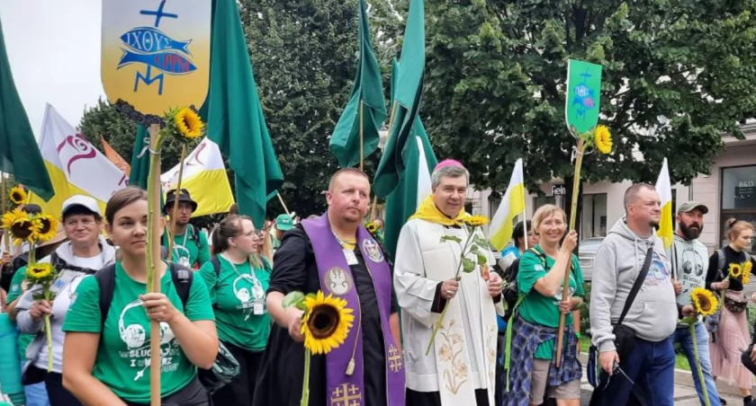 Zdjęcia z wejścia 27. ŁPPM na Jasną Górę. W środku ks. Jacek Zieliński i bp Wojciech Osial