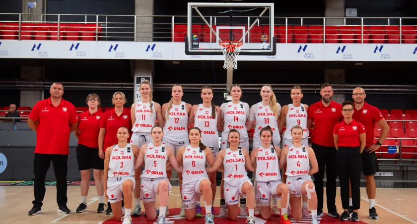 Maciej Siemieńczuk pierwszy od prawej. Fot. FIBA basketball