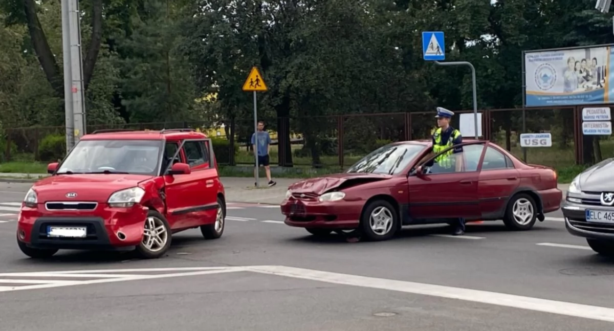 Wypadki i kolizje, Wypadek skrzyżowaniu Ułańskiej Starościńskiej Łowiczu (foto) AKTUALIZACJA - zdjęcie, fotografia