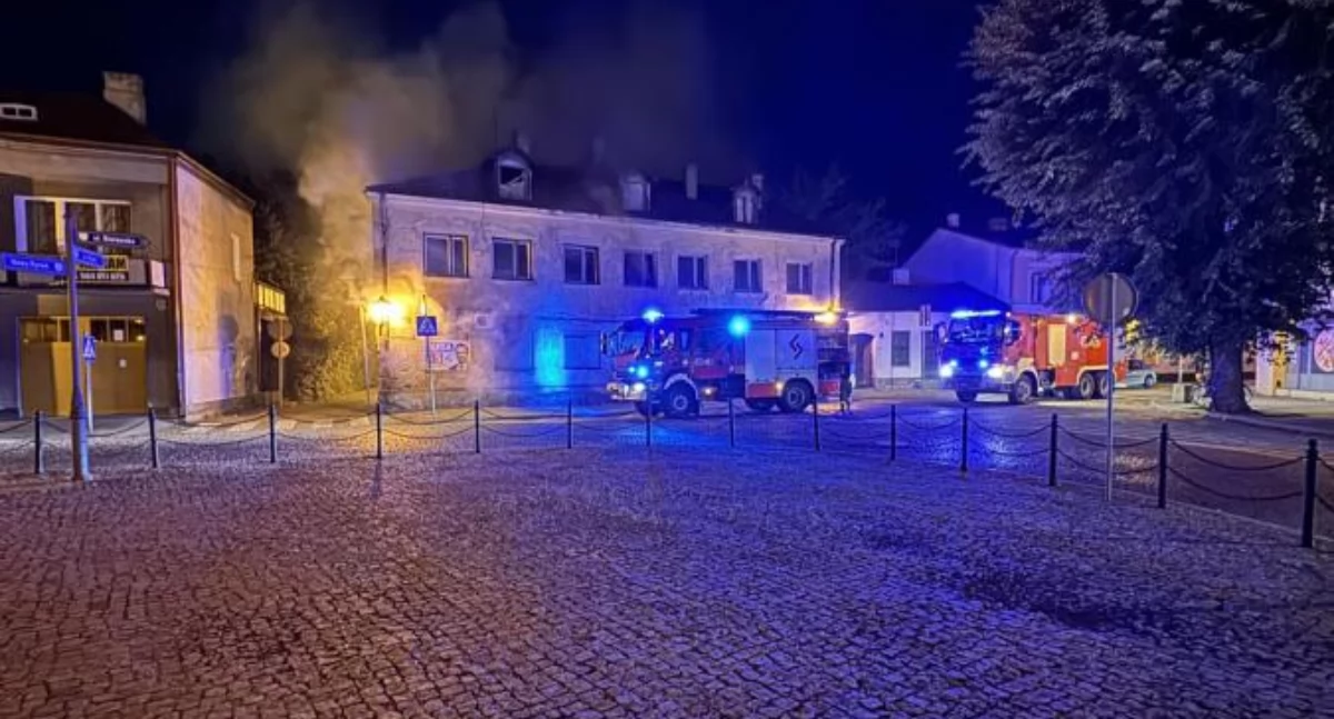 Straż pożarna, Pożar pustostanu Nowym Rynku Łowiczu - zdjęcie, fotografia
