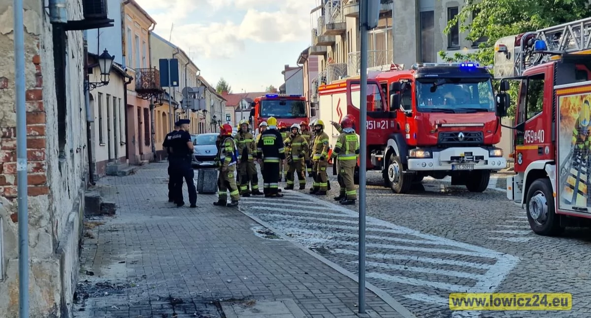 Straż pożarna, Ponowny pożar pustostanu Nowym Rynku Łowiczu (foto film) - zdjęcie, fotografia